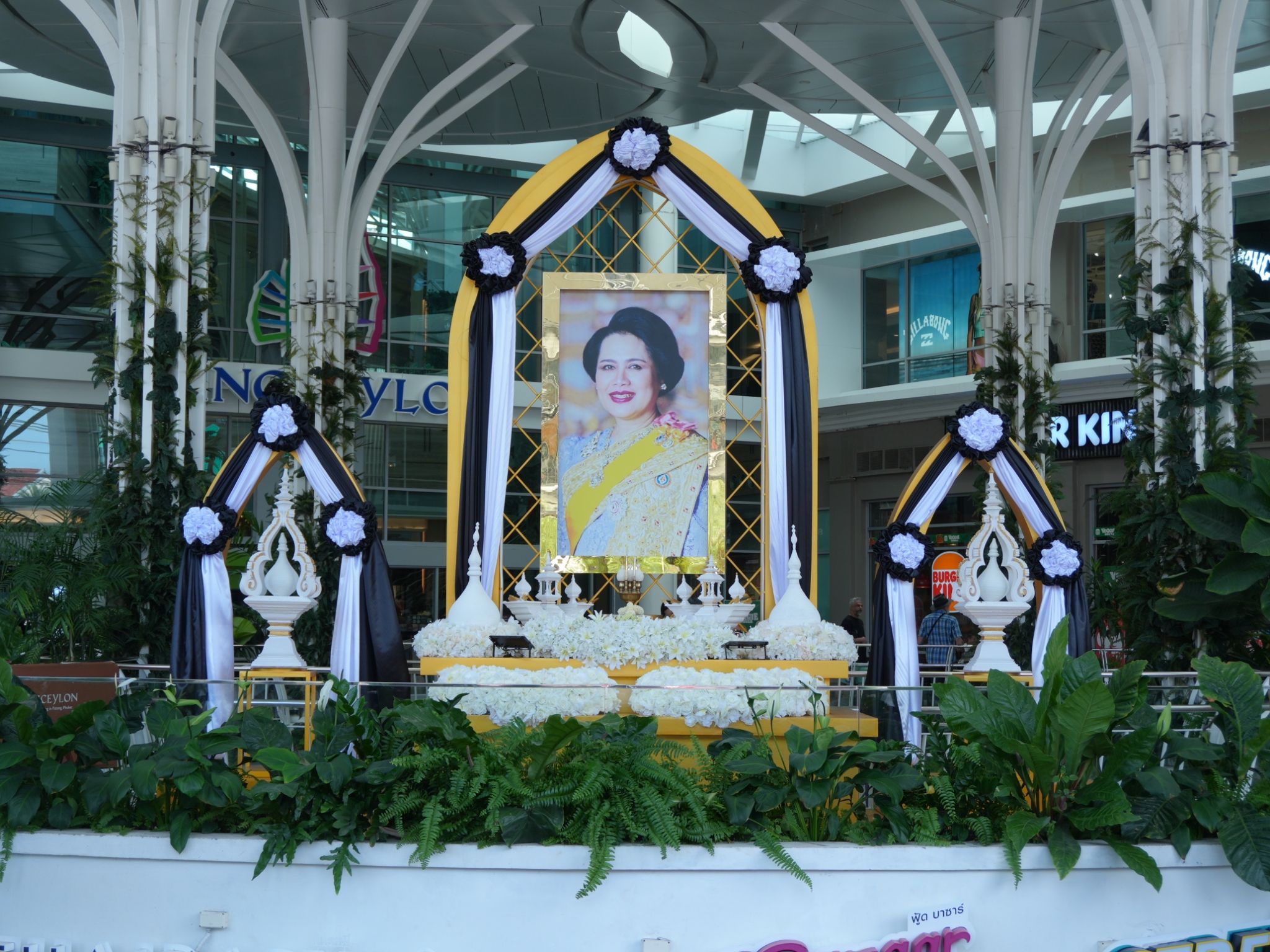 ศูนย์การค้าจังซีลอน จัดพิธีถวายความอาลัยแด่ “สมเด็จพระนางเจ้าสิริกิติ์ พระบรมราชินีนาถ พระบรมราชชนนีพันปีหลวง”