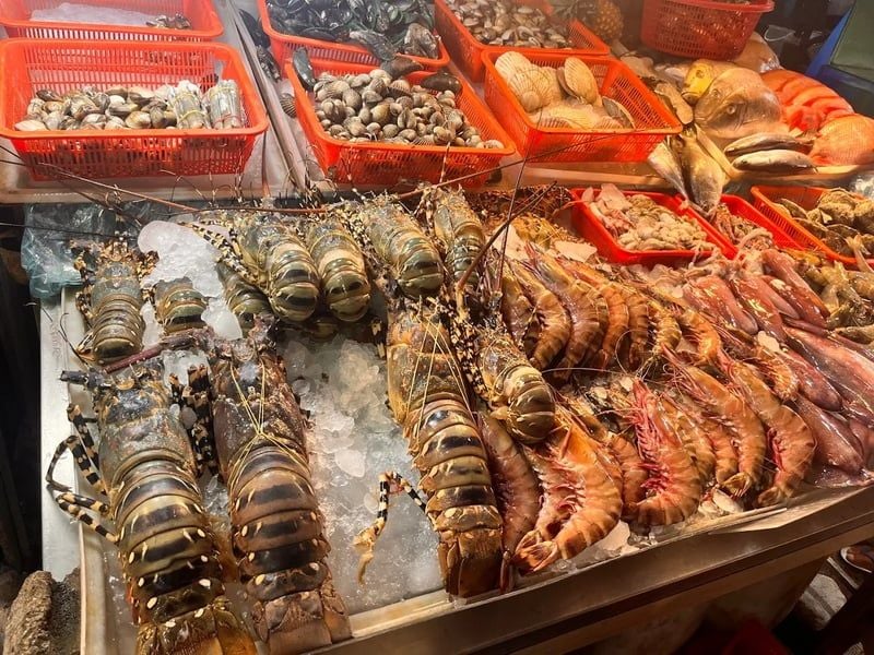 Bangla Night Market spots to enjoy the street food in Phuket.jpg Bangla Night Market spots to enjoy the street food in Phuket.jpg