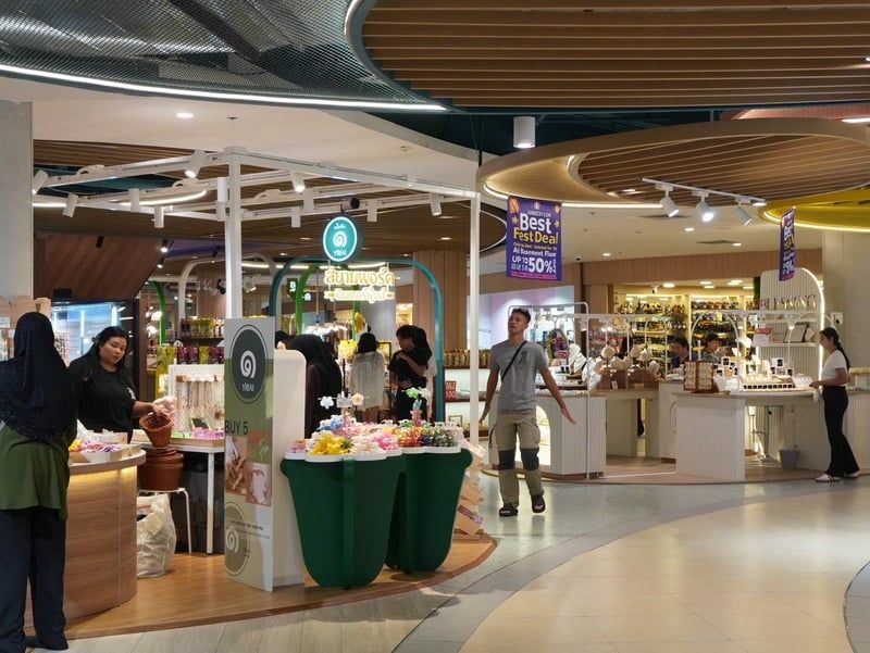 Thairapy Thai souvenirs massages spas hair nail salons tattoos at Jungceylon Phuket Shopping.jpg Thairapy Thai souvenirs massages spas hair nail salons tattoos at Jungceylon Phuket Shopping.jpg